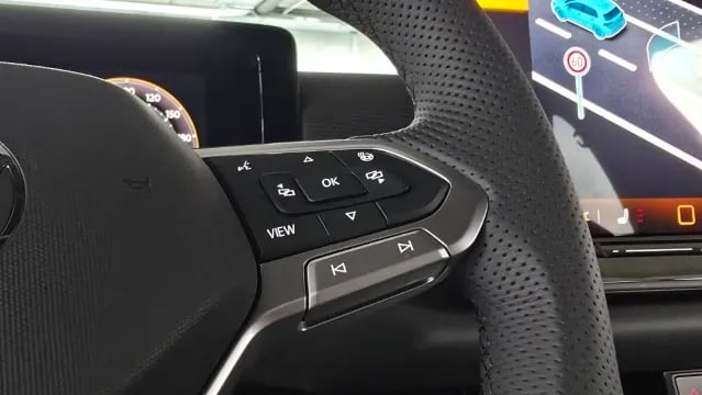 Bild eines T-Roc R-Line eTSI DSG