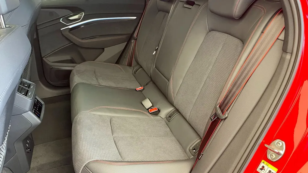 Obrázek Q8 Sportback S line 55 e-tron quattro