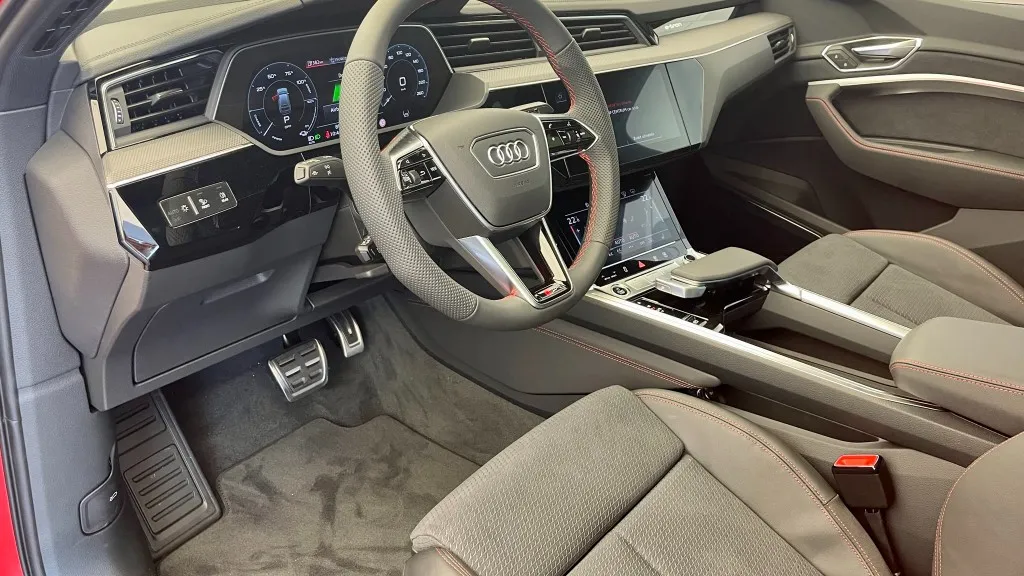 Obrázek Q8 Sportback S line 55 e-tron quattro