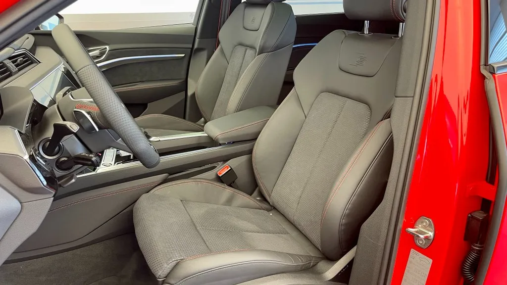 Obrázek Q8 Sportback S line 55 e-tron quattro