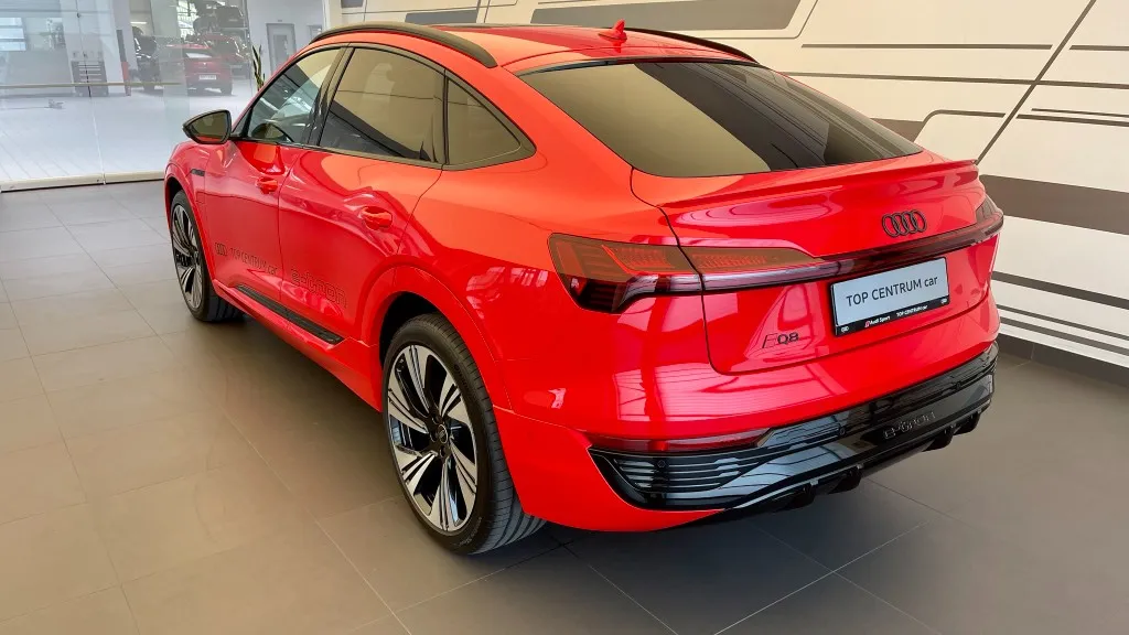 Obrázek Q8 Sportback S line 55 e-tron quattro