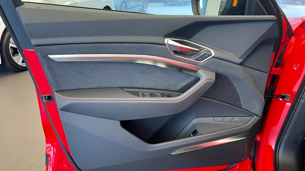 Obrázek Q8 Sportback S line 55 e-tron quattro