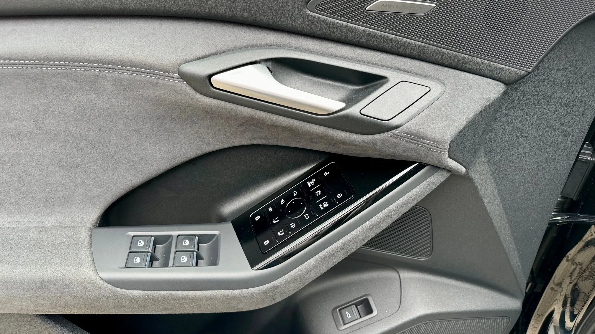 Q6 e-tron quattro képe