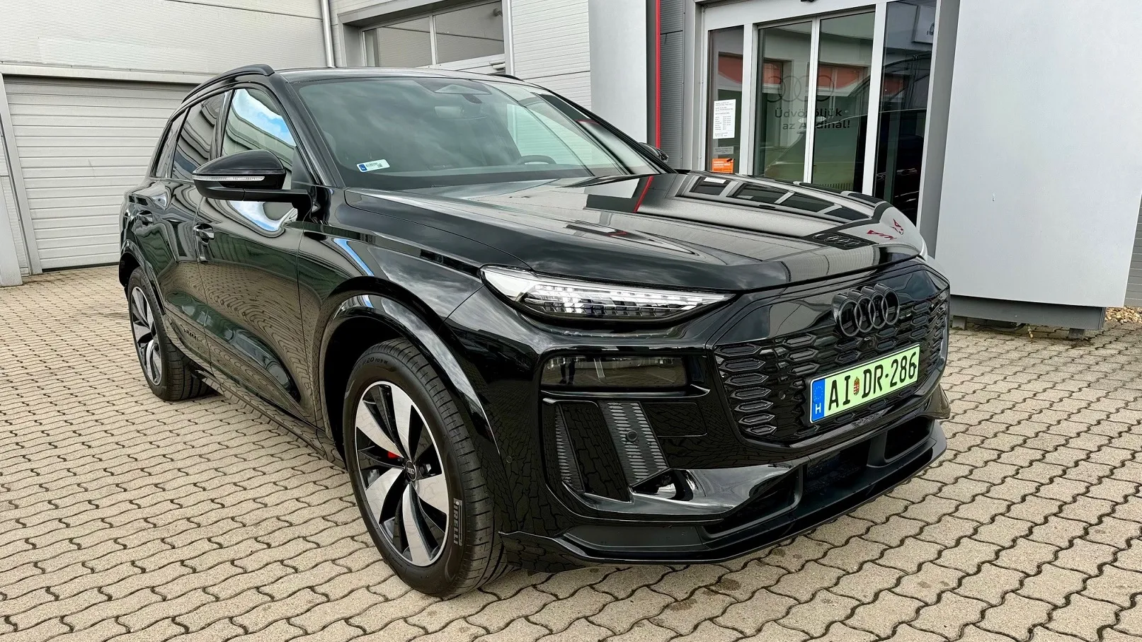 Q6 e-tron quattro képe