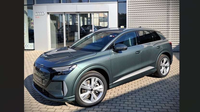 Q4 SUV e-tron képe