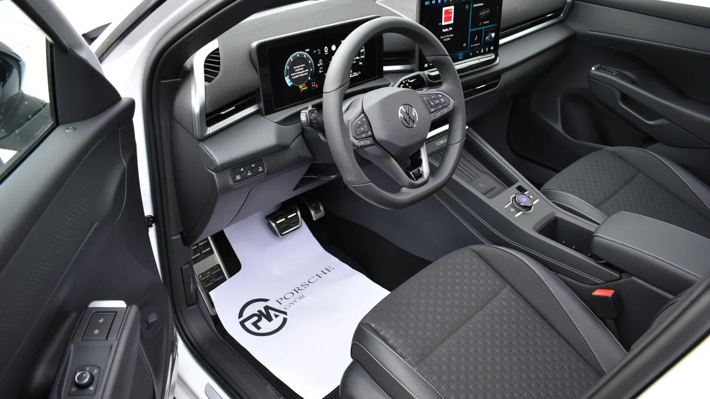 T-Roc R-Line 1.5 eTSI DSG képe