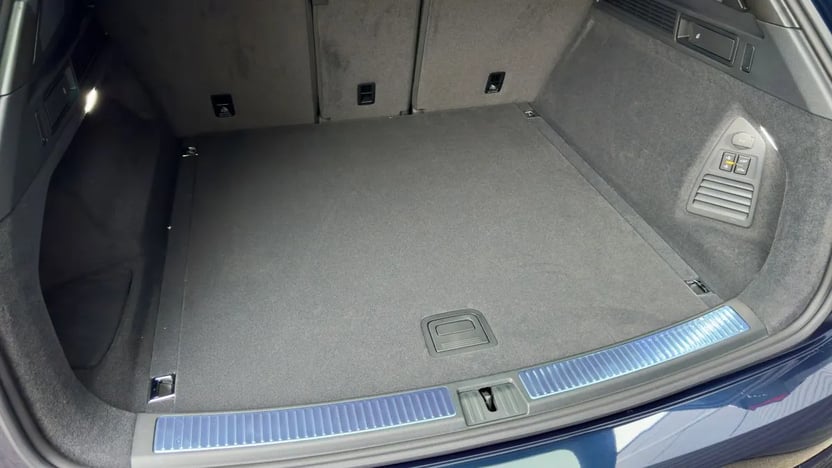 Touareg 3.0 V6 TDI R-Line Final Edition képe