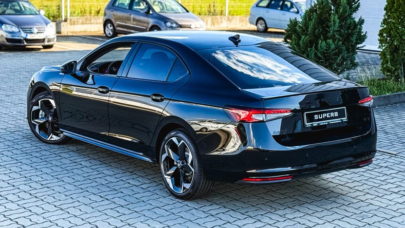 Imaginea unui Superb Sportline 2.0 TDI 4x4 DSG