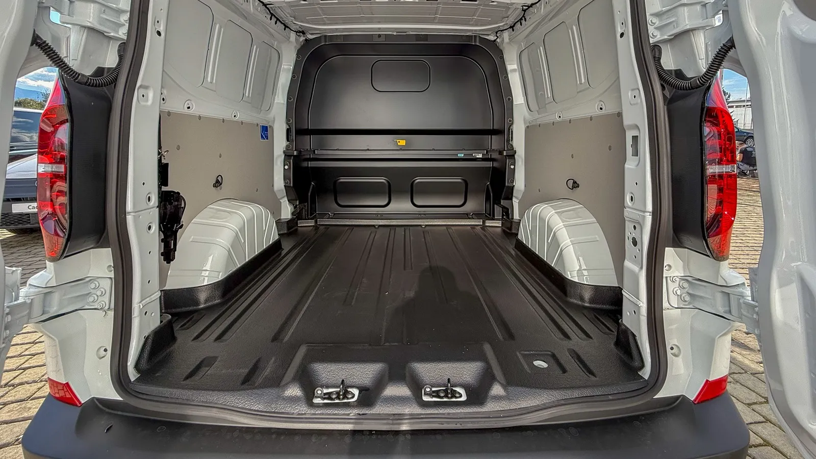 Imaginea unui T7 Furgon Plus LR 2.0 TDI 81 kW