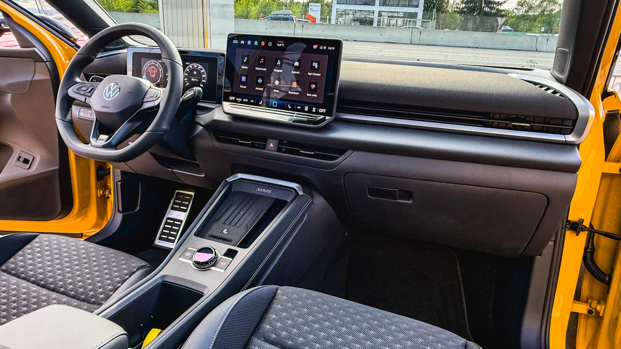 Imaginea unui Noul T-Roc R-Line 1.5 eTSI DSG