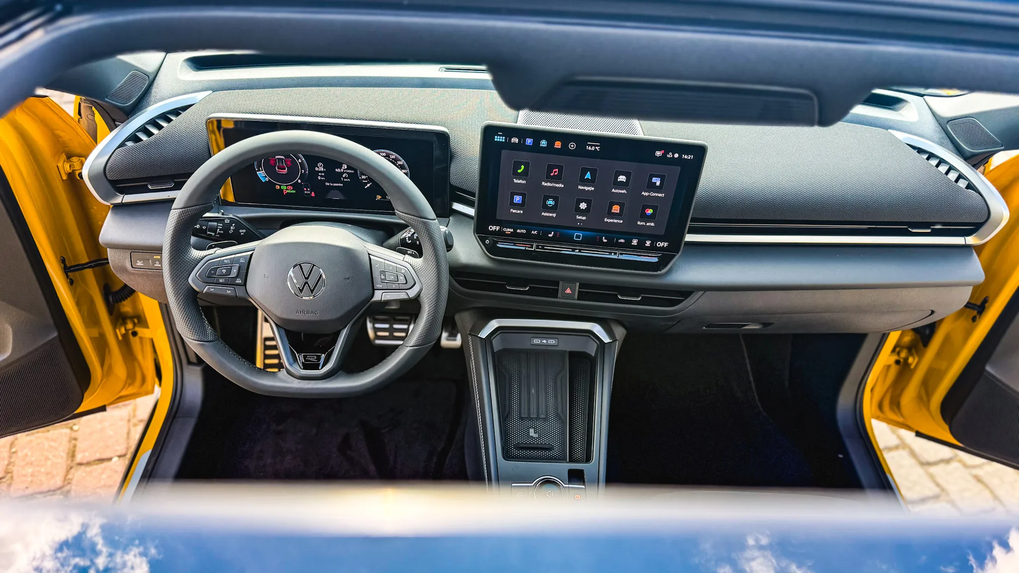 Imaginea unui Noul T-Roc R-Line 1.5 eTSI DSG