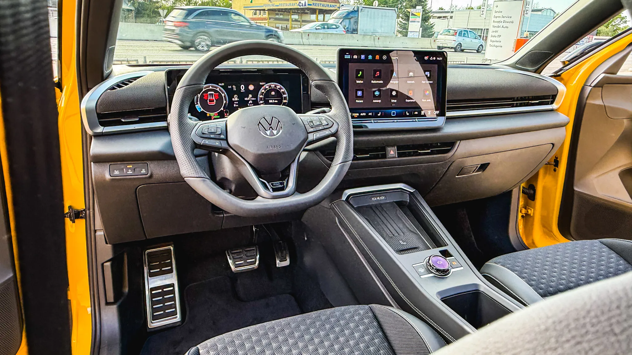 Imaginea unui Noul T-Roc R-Line 1.5 eTSI DSG