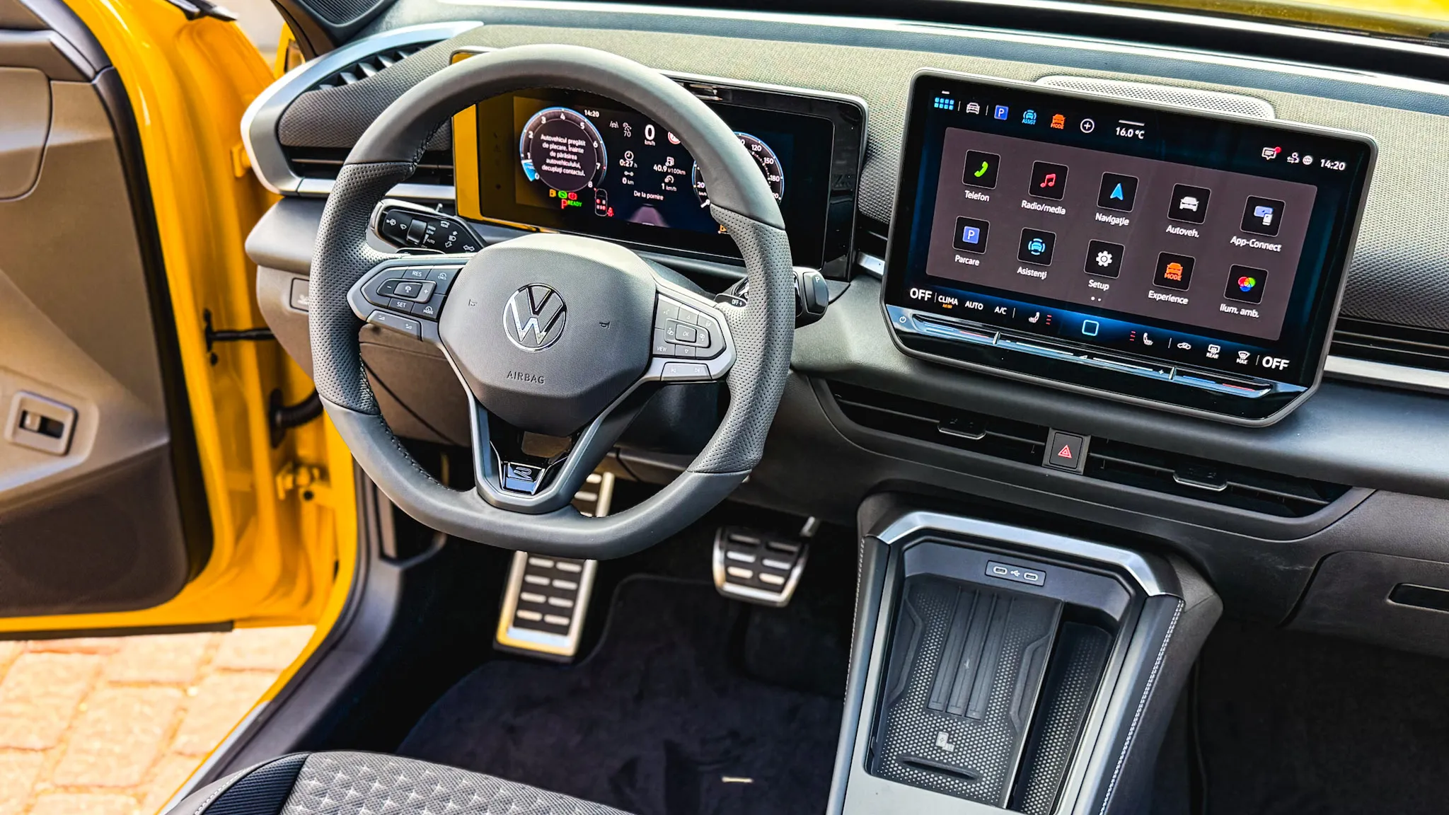 Imaginea unui Noul T-Roc R-Line 1.5 eTSI DSG