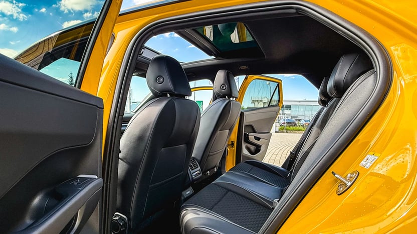 Imaginea unui Noul T-Roc R-Line 1.5 eTSI DSG