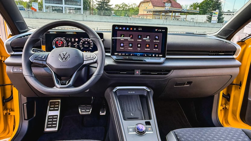 Imaginea unui Noul T-Roc R-Line 1.5 eTSI DSG