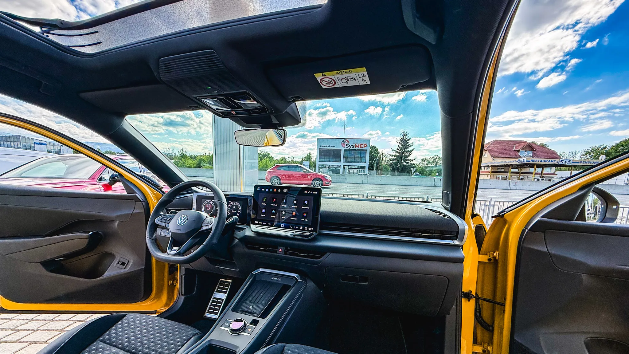 Imaginea unui Noul T-Roc R-Line 1.5 eTSI DSG