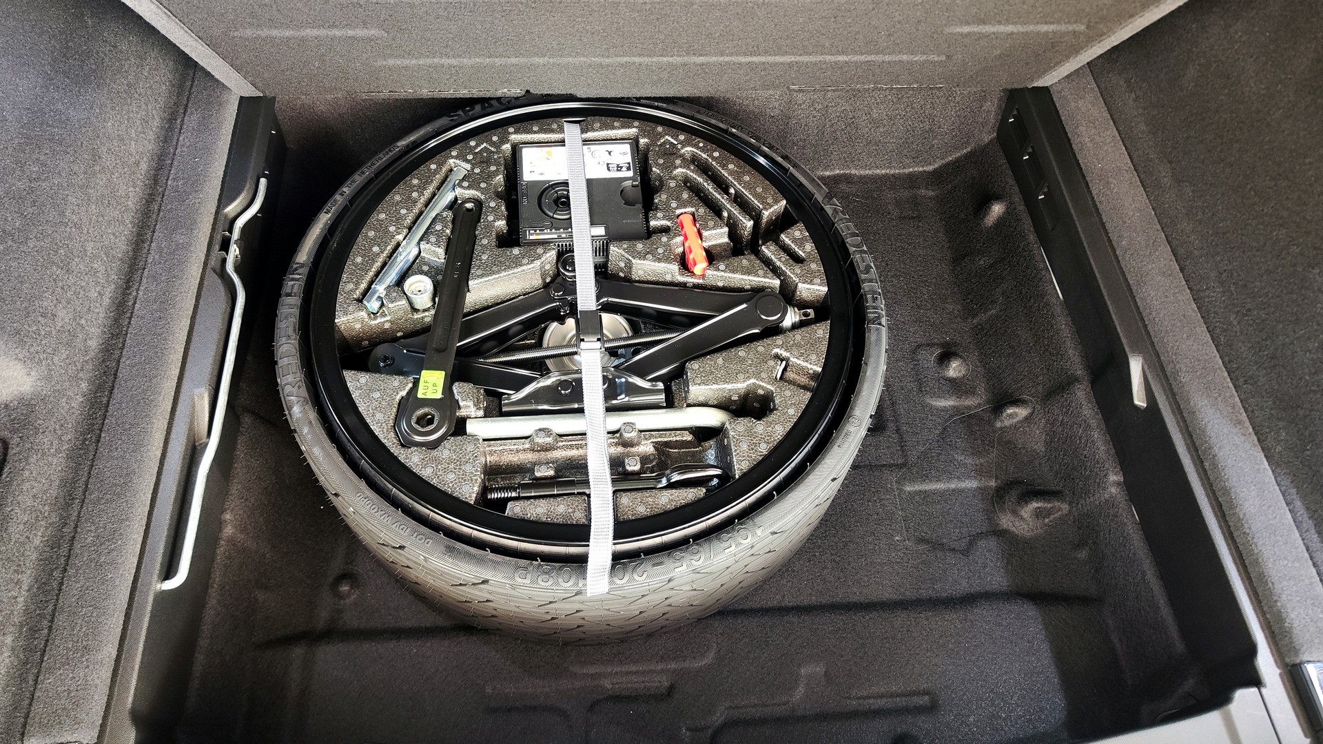 Зображення Touareg Silver+ 3.0 V6 TFSI